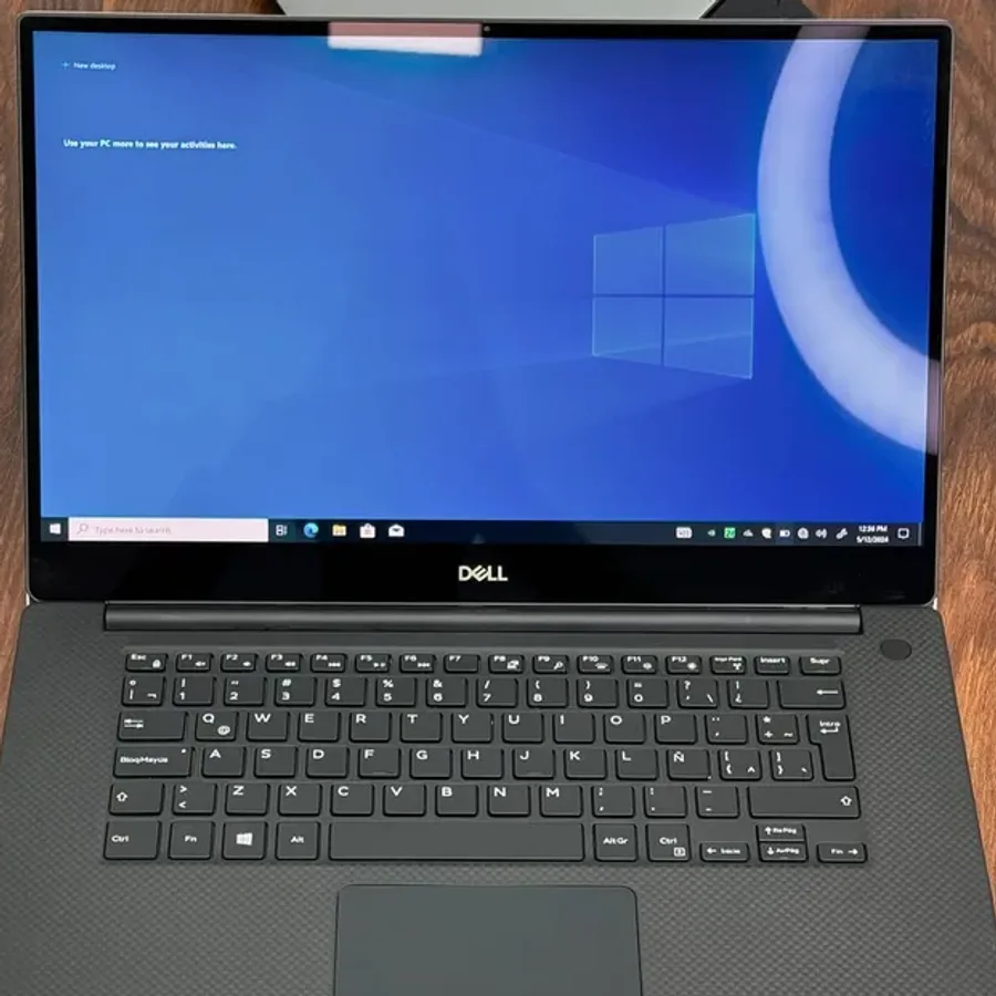 Dell XPS 15 9520 view 2