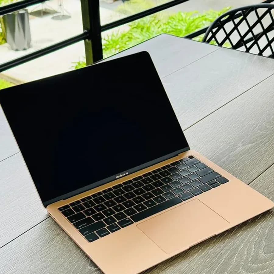 Apple MacBook Air M1 view 2