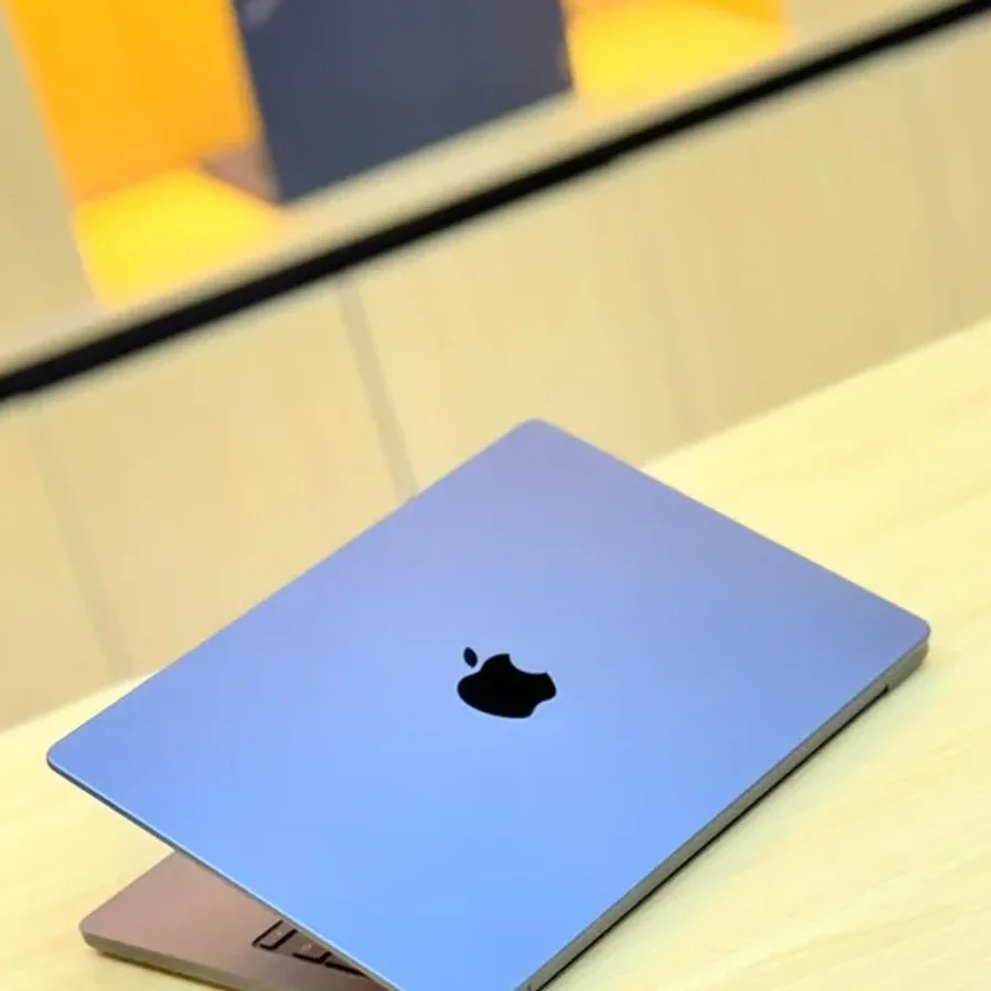Apple MacBook Air M2 view 2