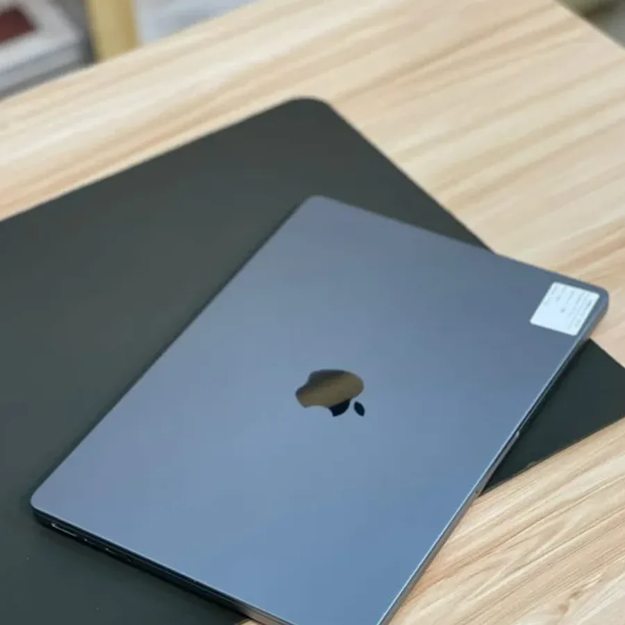 Apple MacBook Pro 13" M2 view 2