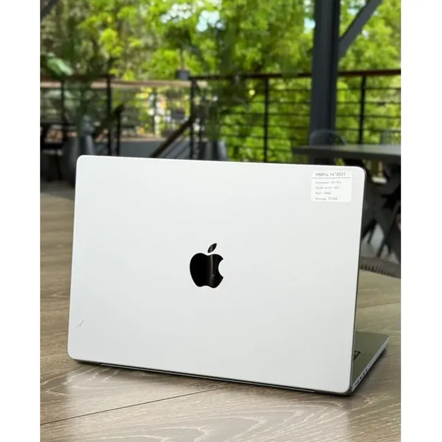 Apple MacBook Pro 14" M3 view 2