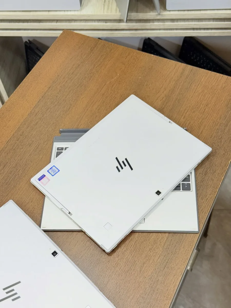 HP Elite x2 (Detachable) view 2